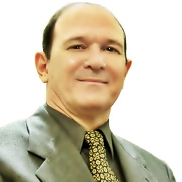 Retrato de Ricardo Sterchele, editor fundador da Frôntis Editorial